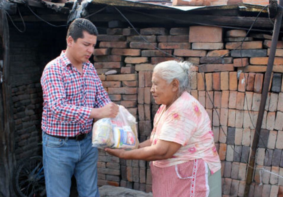 Entregan apoyos a afectados por lluvias
