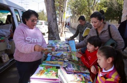 De escuela en escuela, va la  librería ambulante 