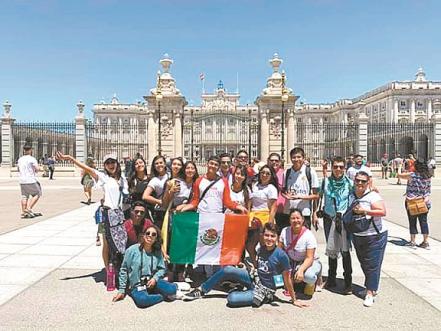 Alumnos de la UAQ bailan en España 