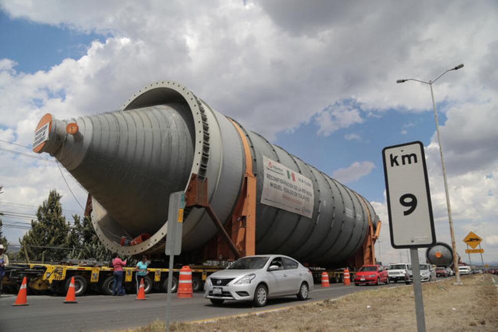 Las calderas de coque están estacionadas en la carretera Panamericana, esperando retomar su camino hacia Tula, Hidalgo (GONZALO IBÁÑEZ. EL UNIVERSAL)