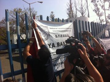 Comienza el retiro de banderas de la UAQ