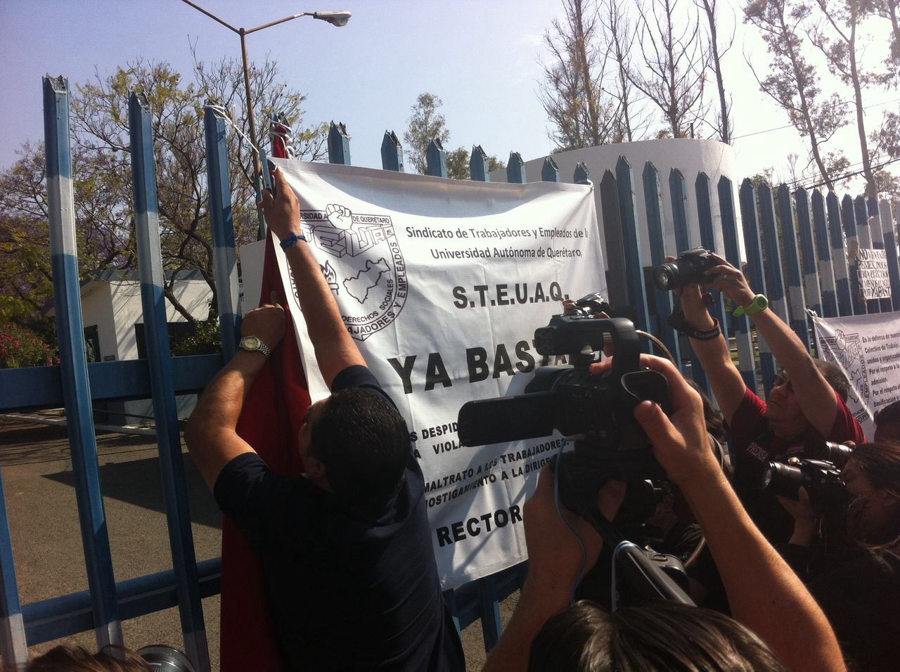 Comienza el retiro de banderas de la UAQ