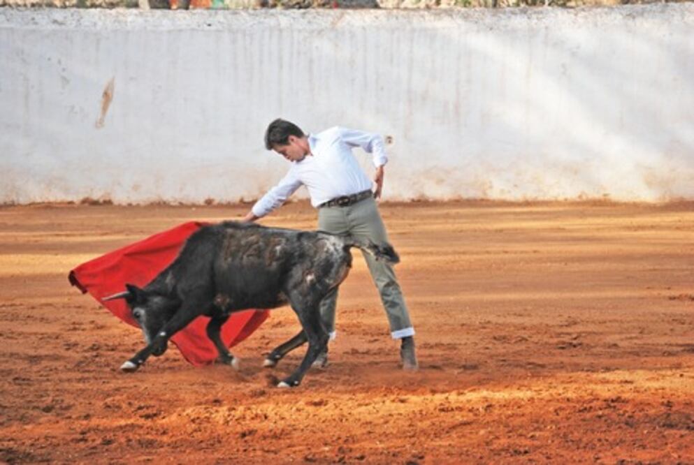 ‘El Canelo’ firma con casa Ceballos
