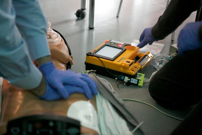 Iniciarán investigación por desfibriladores