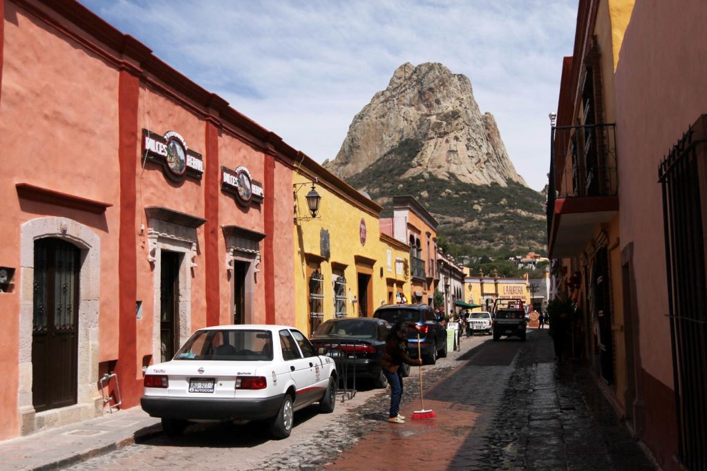 Buscan regularizar establecimientos en Bernal