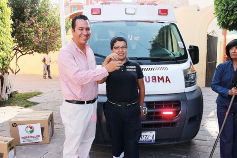 Entregan 10 equipos de computo en Peñamiller