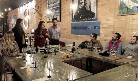 Disfrutan cata de vinos