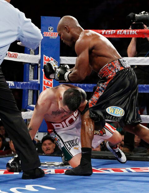 Bradley noquea a Ríos y retiene cetro