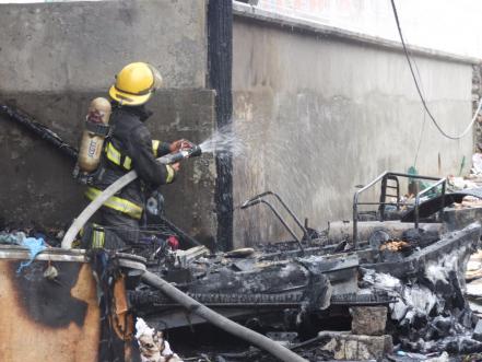 Arde bodega en el mercado de abastos