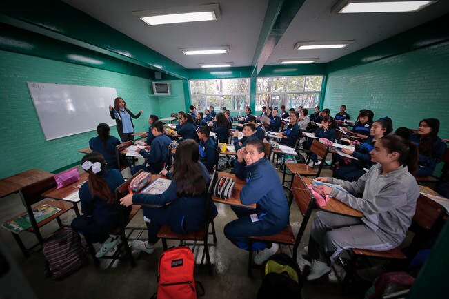 Anuncian reinstalación de maestros cesados