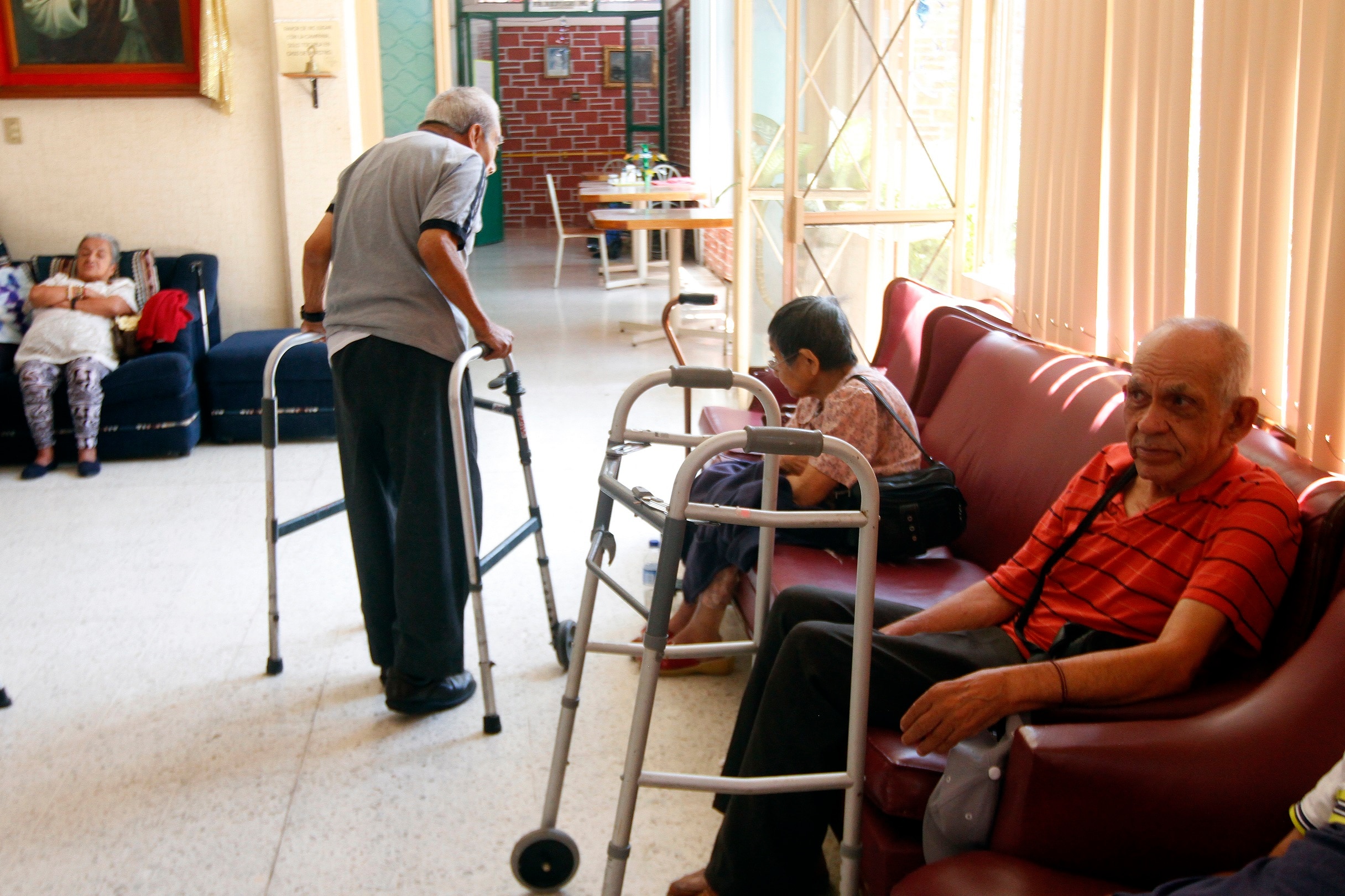 Llaman a prevenir accidentes en adultos mayores