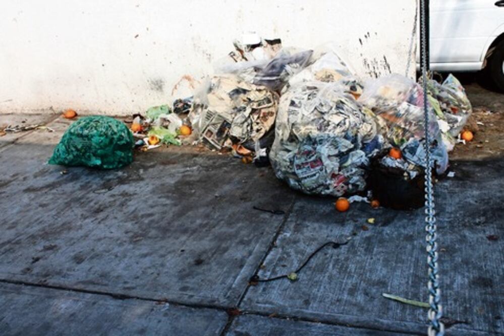 Basura invade a la central de abastos