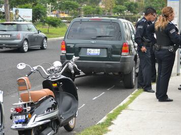 Camioneta arrolla a motociclista