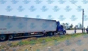 Transportistas bloquean la 57 en Querétaro y exigen mayor seguridad