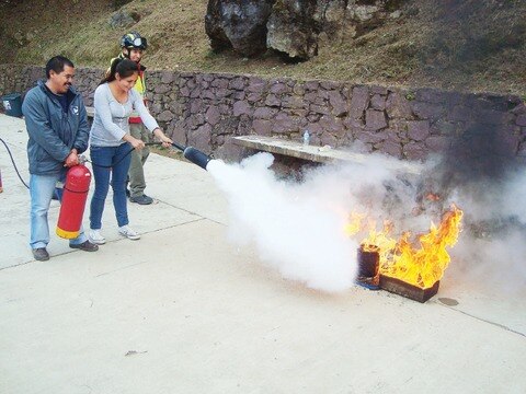 Capacitan a brigadas de emergencia