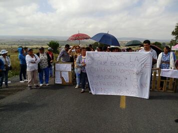 Bloquean carretera a Amealco