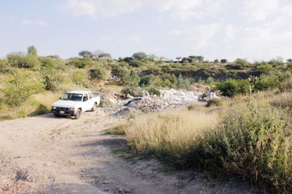 Anuncian clausura de dos tiraderos
