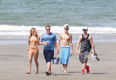 Bieber se relaja en la playa