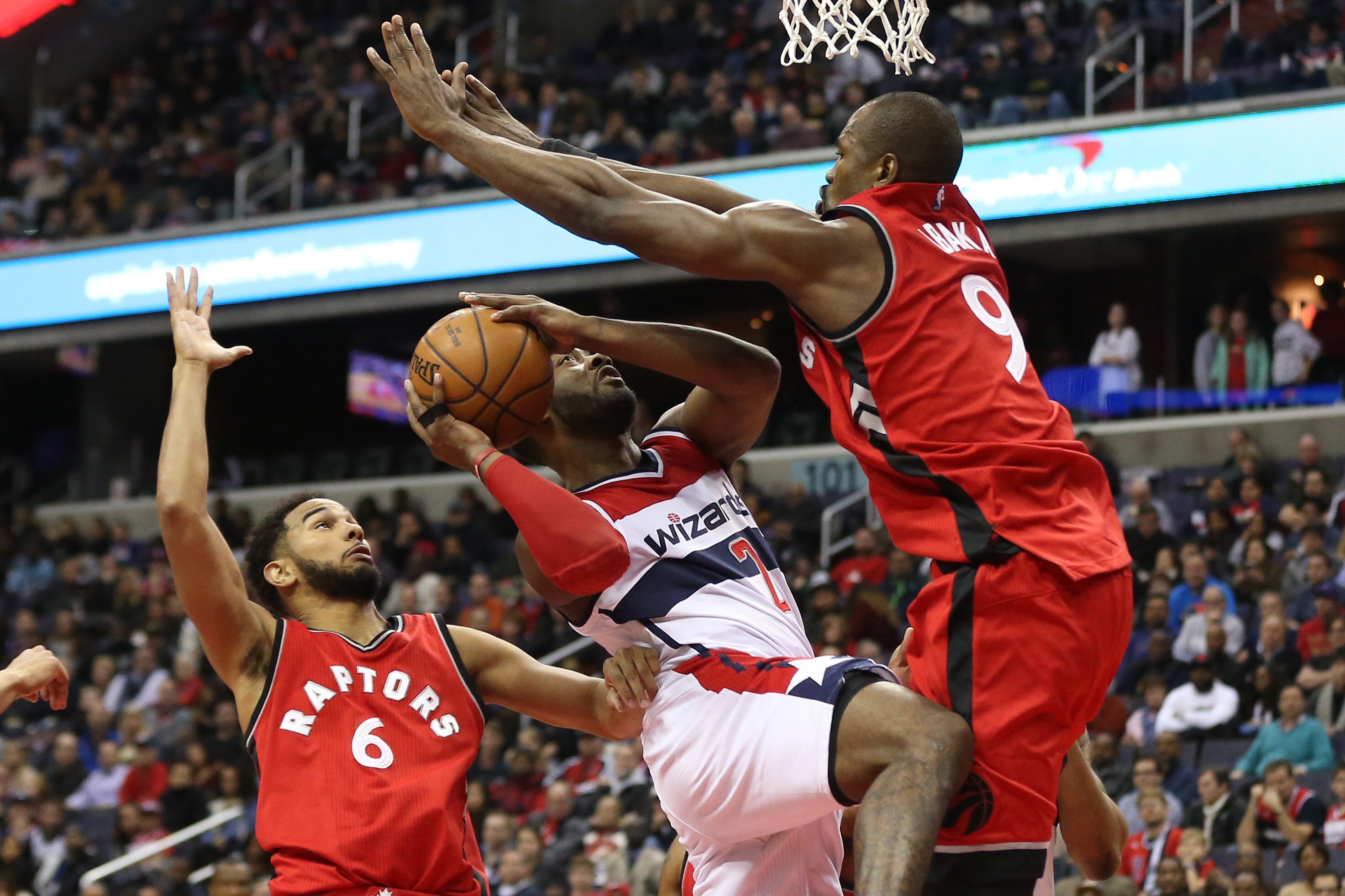 DeRozan brilla y los Raptors engullen a Pacers