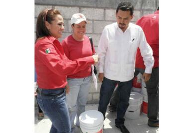 Entregan apoyos contra lluvias