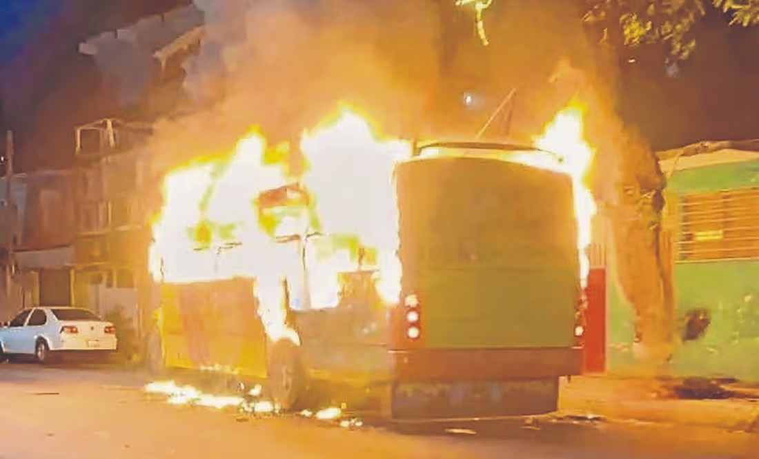 La noche del sábado se reportó en Acapulco el incendio de un camión de transporte público que cubría la ruta Centro-Vacacional. En su interior se encontraron cinco cuerpos, tres hombres y dos mujeres, con impactos de bala. Foto: Especial