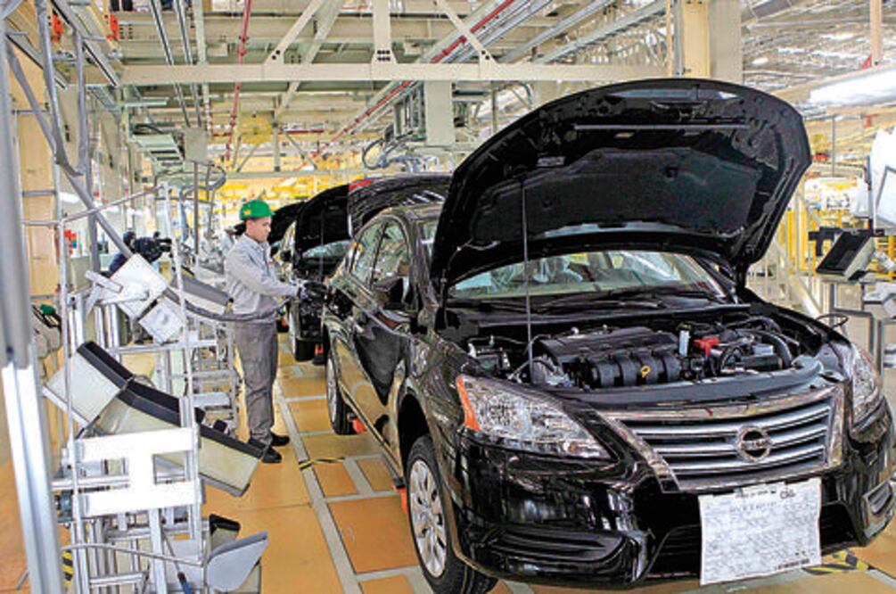 Se contraen producción de autos