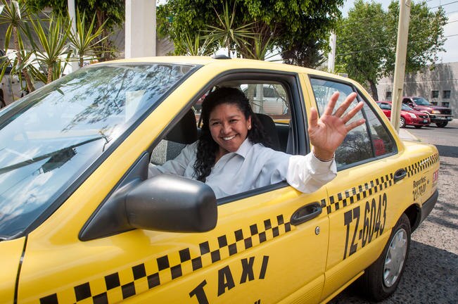 Capacitarán a mujeres como operadoras de transporte público