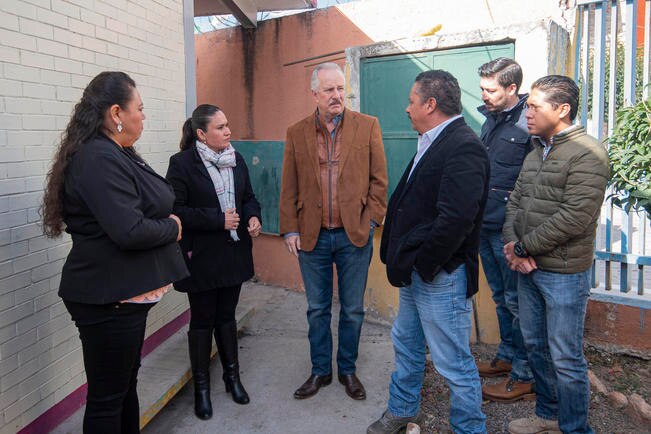 Enrique Vega refrenda su deber con la educación