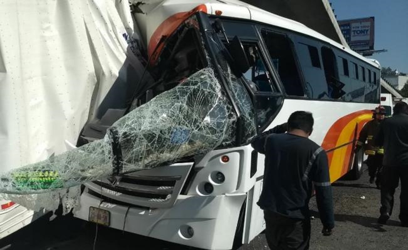 Choque entre autobús y tráiler en la México-Querétaro deja 23 lesionados