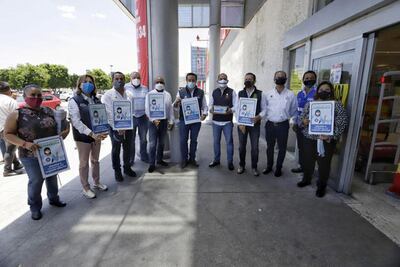 Entregan cubrebocas a clientes de Plaza de las Américas