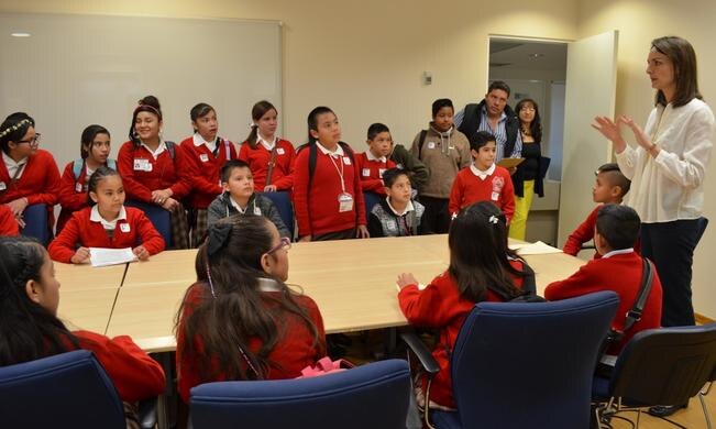 Estudiantes recorren las  oficinas del Centro Cívico