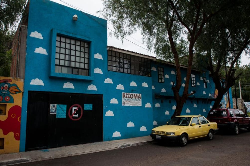Rizoma surgió hace cinco años en la búsqueda por atender la salud mental desde un enfoque distinto a la individualidad y al aislamiento del paciente, con una perspectiva que centre los esfuerzos en recuperar el lazo social a través de un equipo de trabajo que dé seguimiento al paciente.