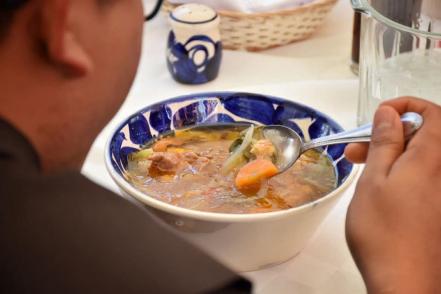 #Crónica| Vecinos sirven el tradicional caldo de buey en El Pueblito