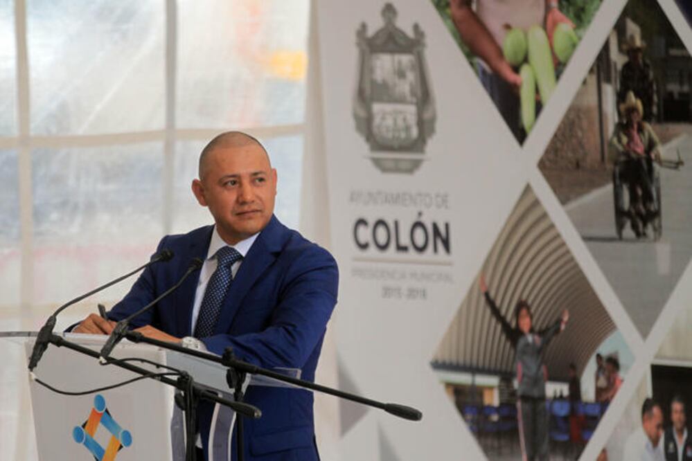 El informe se llevó a cabo en la plaza Héroes de la Revolución, en el centro de Colón, donde acudieron el secretario de Educación estatal, Alfredo Botello; el edil de Corregidora, Mauricio Kuri y pobladores de la demarcación (CÉSAR GÓMEZ. EL UNIVERSAL)