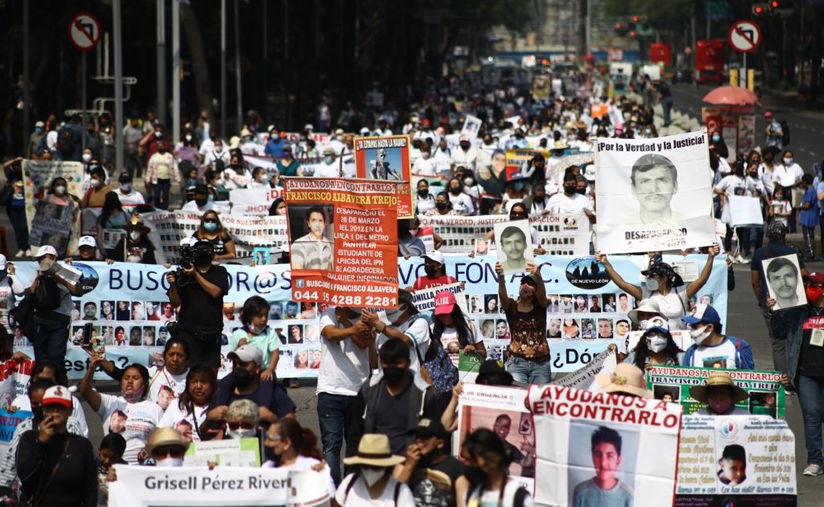 Arriba al Monumento de la Revolución marcha de madres en busca de hijas e hijos desaparecidos