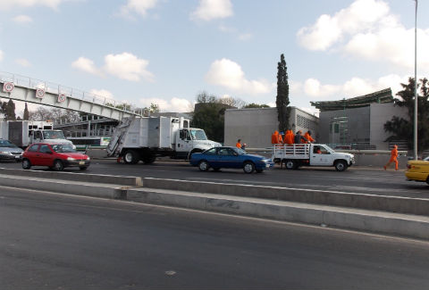 Limpian y causan tráfico 