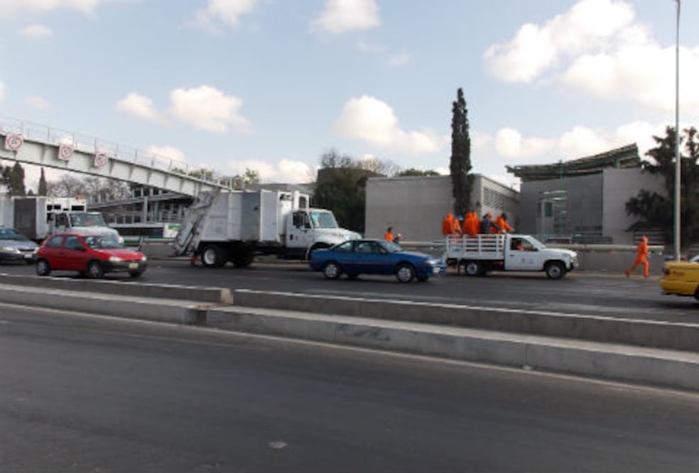 Limpian y causan tráfico 