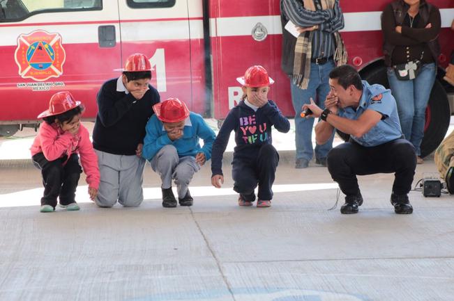 Recientemente recibió una matrícula como consultor, lo que le permite ofrecer capacitaciones a quienes recién ingresan a la academia de bomberos, así como brindar pláticas en centros educativos. (ESPECIAL)