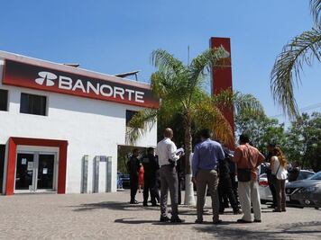 Roban banco y se lleva botín de  un millón y medio de pesos