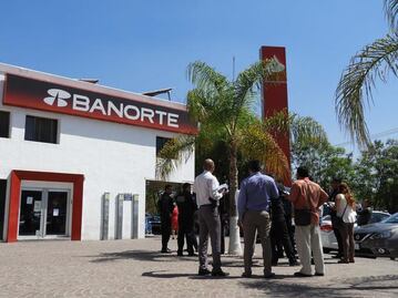 Roban banco y se lleva botín de un millón y medio de pesos