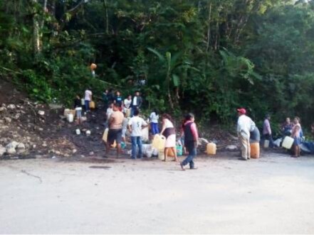 Veracruzanos saquean combustible de toma clandestina