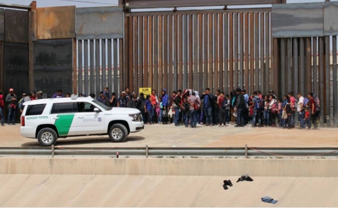 Gobierno de EU aprueba enviar más de 2 mil militares a frontera con México