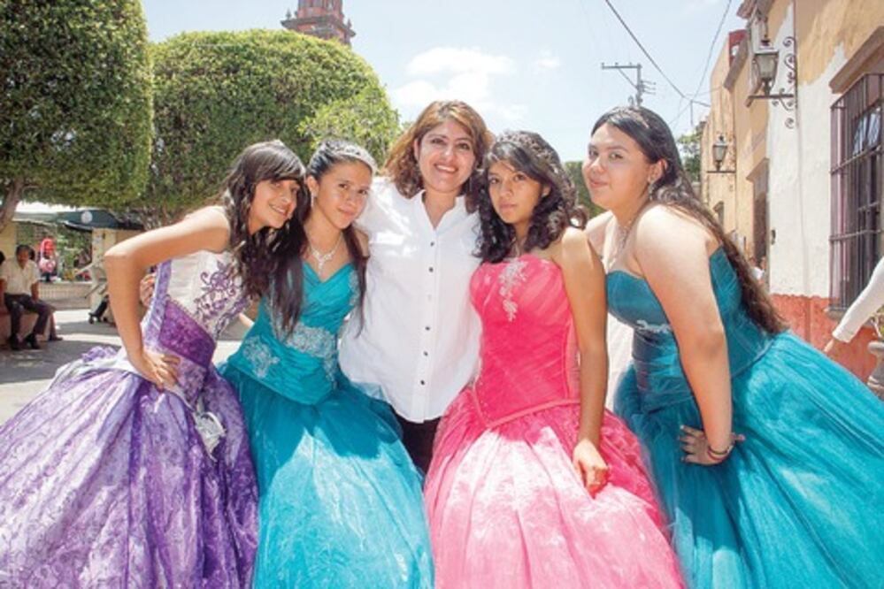 Quinceañeras visitan orfanatos