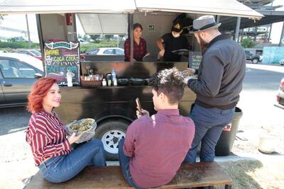 Conquistan gustos y paladares desde un remolque
