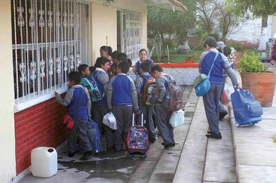 Bajo confusión, regresan a clases más de 467 mil alumnos