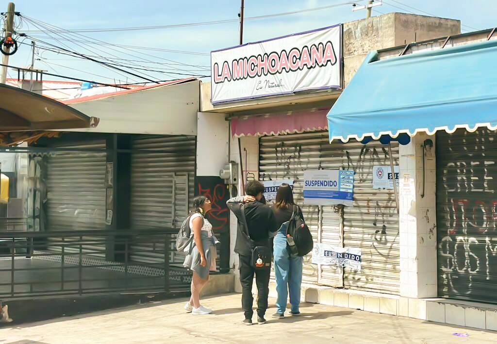 Paletería suspendida no cumplía con protocolos; trabajadores fotografiaban alumnas
