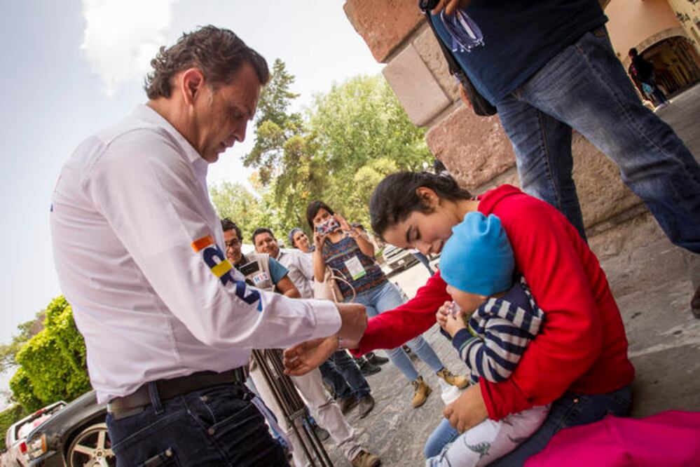 Mauricio Kuri recorrió diversas zonas de la cabecera municipal de Huimilpan y Ezequiel Montes, en donde visitó a comerciantes en sus locales y a familias casa por casa para entregar su propuesta de campaña (DEMIAN CHÁVEZ. EL UNIVERSAL)