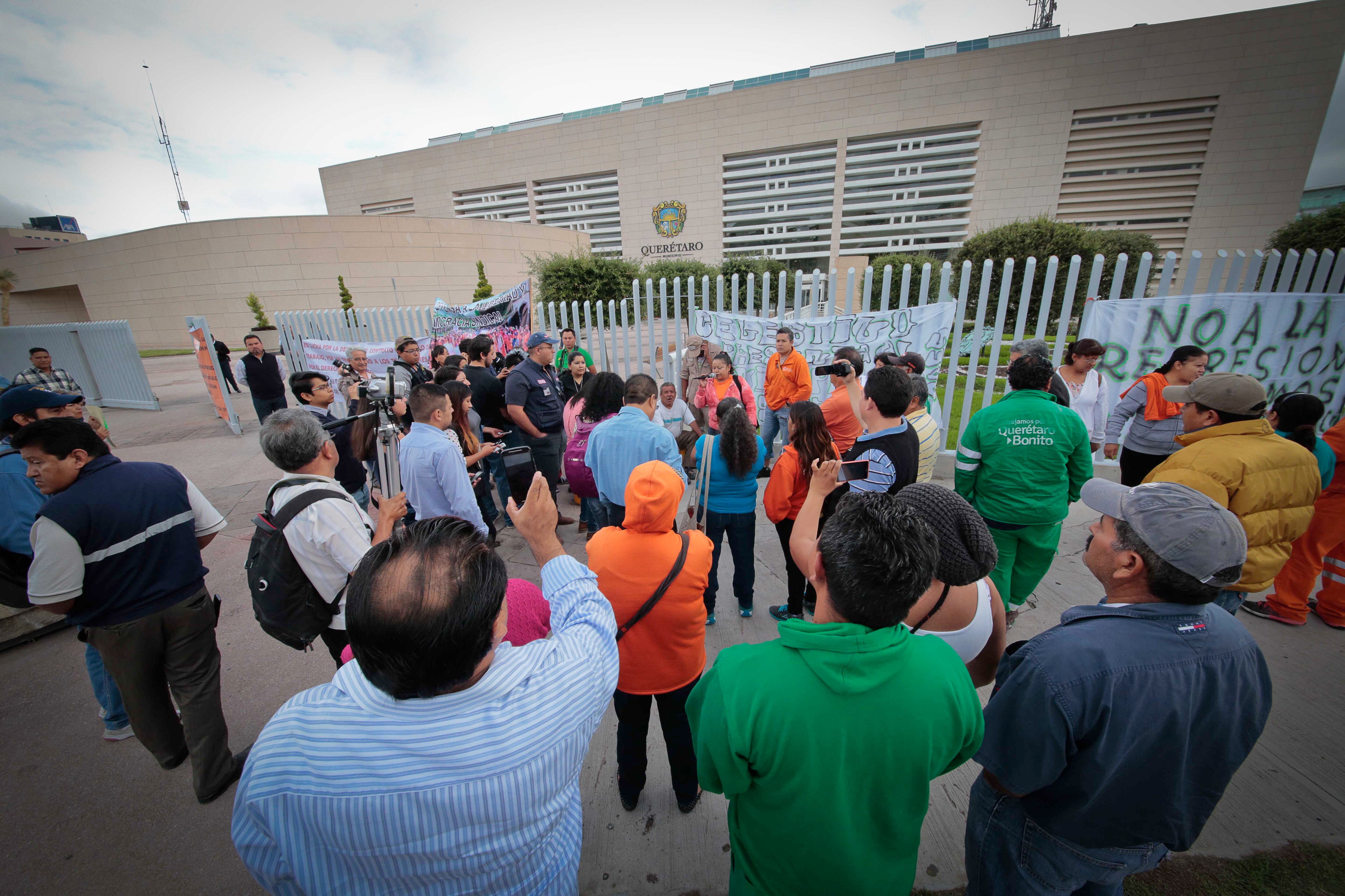 Manifestación afuera del Centro Cívico