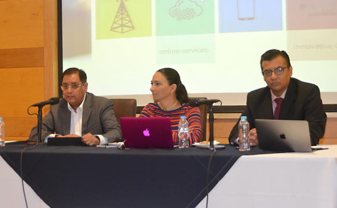 Juan Nieves (tercero de izq a der.), director de sistemas en el municipio, destacó que actualmente se brinda internet en 22 puntos de la ciudad (ESPECIAL)