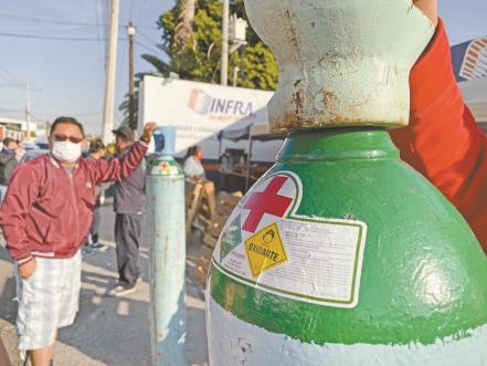 Un esfuerzo para salvar a la familia, así es la búsqueda de oxígeno en Querétaro